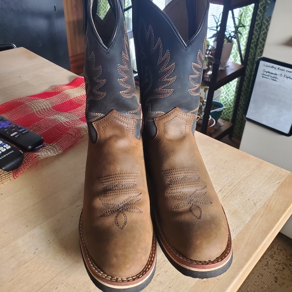 Justin Boots. Size 5.5 equivalent to 7 in women's. See inside of boot picture. - Picture 1 of 4